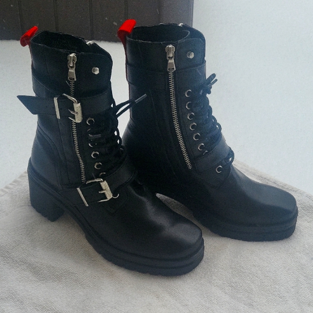 COMBAT BLACK BOOTS. CHARLES DAVID CLOUT